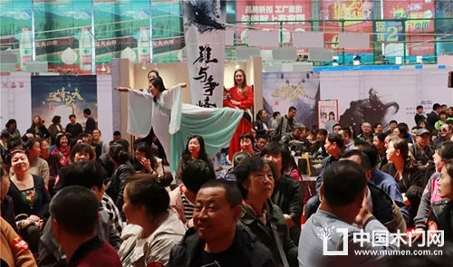 “俠女”與現(xiàn)場消費(fèi)者精彩互動(dòng)
