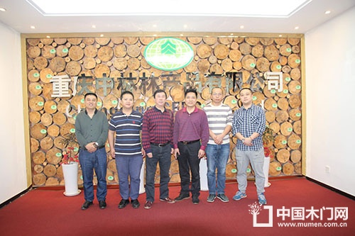 重慶市木門行業(yè)協(xié)會(huì)考察西部木材交易港項(xiàng)目合影