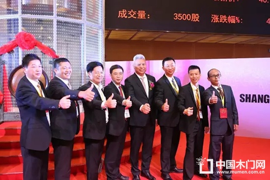 金牌廚柜董事長(zhǎng)溫建懷、總裁潘孝貞與來(lái)賓合影