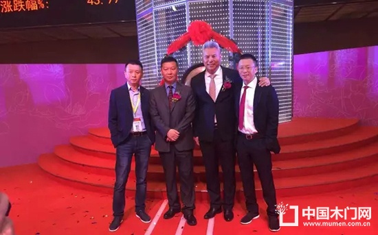 金牌廚柜董事長(zhǎng)溫建懷、總裁潘孝貞與來(lái)賓合影