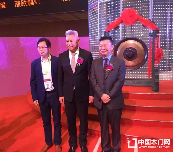 金牌廚柜董事長(zhǎng)溫建懷、總裁潘孝貞與來(lái)賓合影