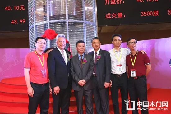 金牌廚柜董事長(zhǎng)溫建懷、總裁潘孝貞與來(lái)賓合影