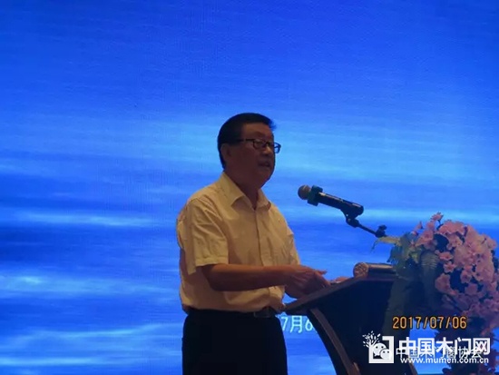 中國(guó)木材與木制品流通協(xié)會(huì)木門(mén)窗專(zhuān)業(yè)委員會(huì)會(huì)長(zhǎng)張國(guó)林致辭