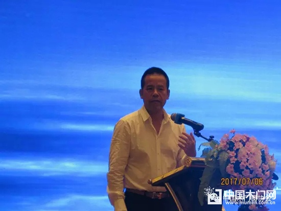廣東千葉松化工有限公司董事長(zhǎng)何愛(ài)輝致辭