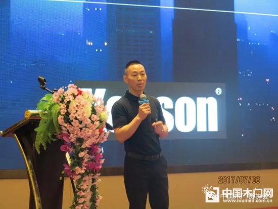 湖北柯尚木業(yè)有限公司董事長(zhǎng)羅杰發(fā)表演講