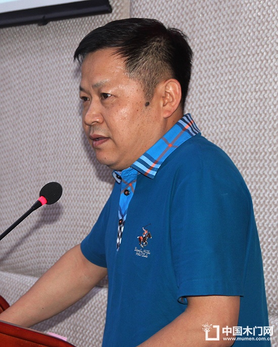 重慶環(huán)保局法規(guī)處處長高正華在知識講座上講課