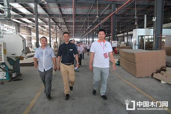 廣東省中山東升門業(yè)協(xié)會(huì)考察團(tuán)考察尚鼎木門生產(chǎn)車間