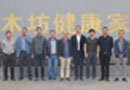 在重慶木門行業(yè)協(xié)會的帶領(lǐng)下，四川龍馬木業(yè)對重慶企業(yè)進行考察學習