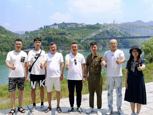 思諾爾家優(yōu)秀設(shè)計(jì)師團(tuán)隊(duì)張家界帶薪雙飛六日游