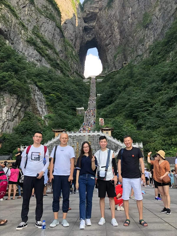 思諾爾家優(yōu)秀設(shè)計(jì)師團(tuán)隊(duì)張家界帶薪雙飛六日游