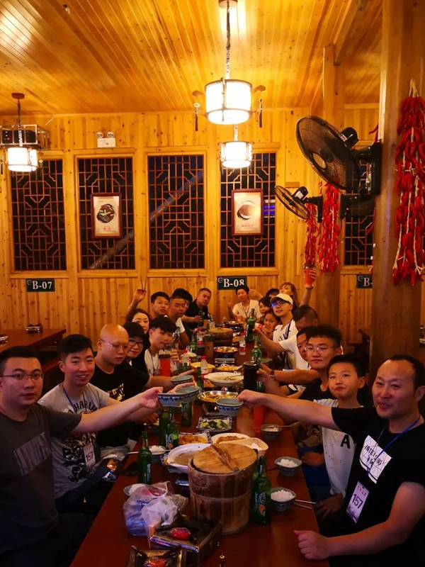 思諾爾家優(yōu)秀設(shè)計(jì)師團(tuán)隊(duì)張家界帶薪雙飛六日游