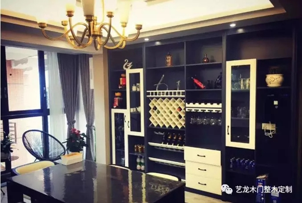 藝龍木門·整木定制：顏值與實(shí)用兼具的精美定制餐邊柜