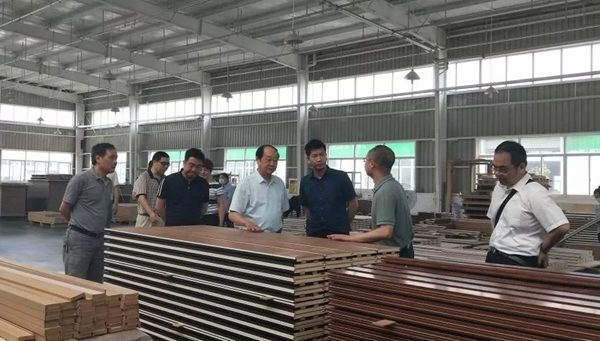 湖北省房地產(chǎn)協(xié)會(huì)及房產(chǎn)開發(fā)企業(yè)蒞臨千川木門湖北生產(chǎn)基地調(diào)研