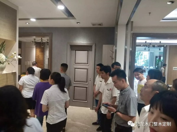 鼎和裝飾公司設(shè)計(jì)師蒞臨藝龍木門參觀交流