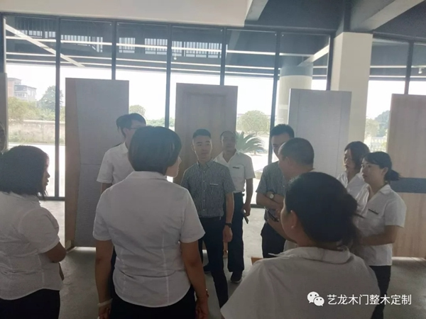 鼎和裝飾公司設(shè)計(jì)師蒞臨藝龍木門參觀交流