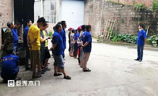 巨秀木門：開展應(yīng)急消防演練，樹立全員防范意識(shí)