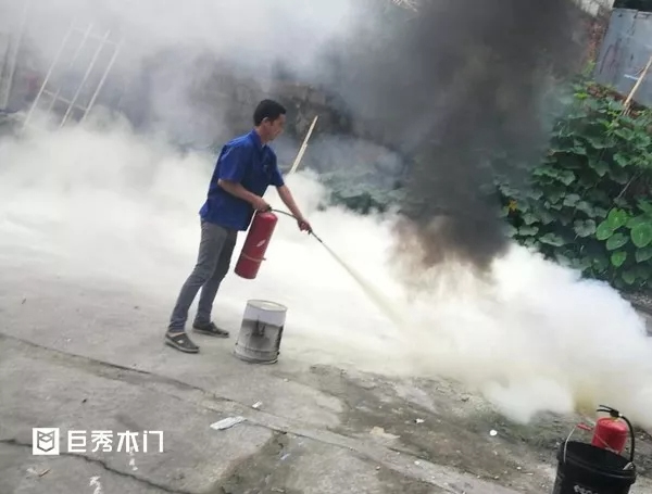 巨秀木門：開展應(yīng)急消防演練，樹立全員防范意識(shí)