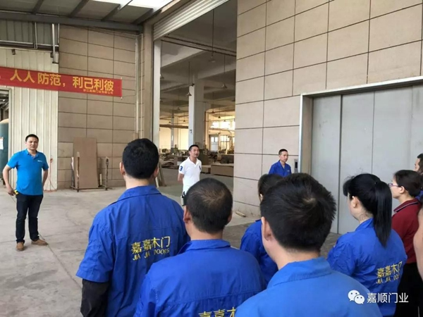贏戰(zhàn)市場：【嘉嘉木門/全屋定制】員工月度大會隆重召開！