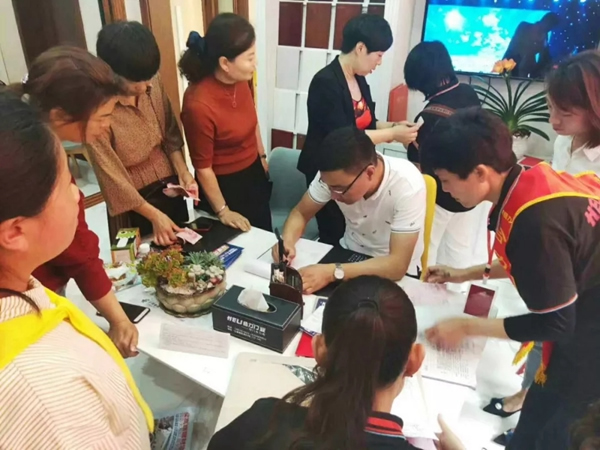 合力太和紅星美凱龍旗艦店簽售會(huì)圓滿(mǎn)結(jié)束