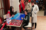 大自然木門首屆嗅覺挑戰(zhàn)賽，大伙們?cè)凇熬郾娐勏恪保? width=
