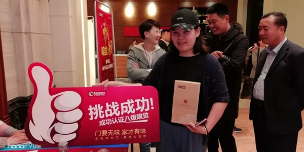 大自然木門首屆嗅覺挑戰(zhàn)賽，大伙們在“聚眾聞香”！