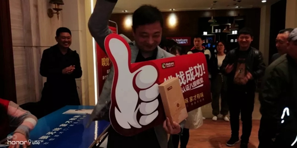 大自然木門首屆嗅覺挑戰(zhàn)賽，大伙們在“聚眾聞香”！