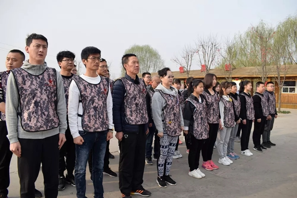 極家木門(mén)鐵軍團(tuán)隊(duì)拓展訓(xùn)練完美閉營(yíng)