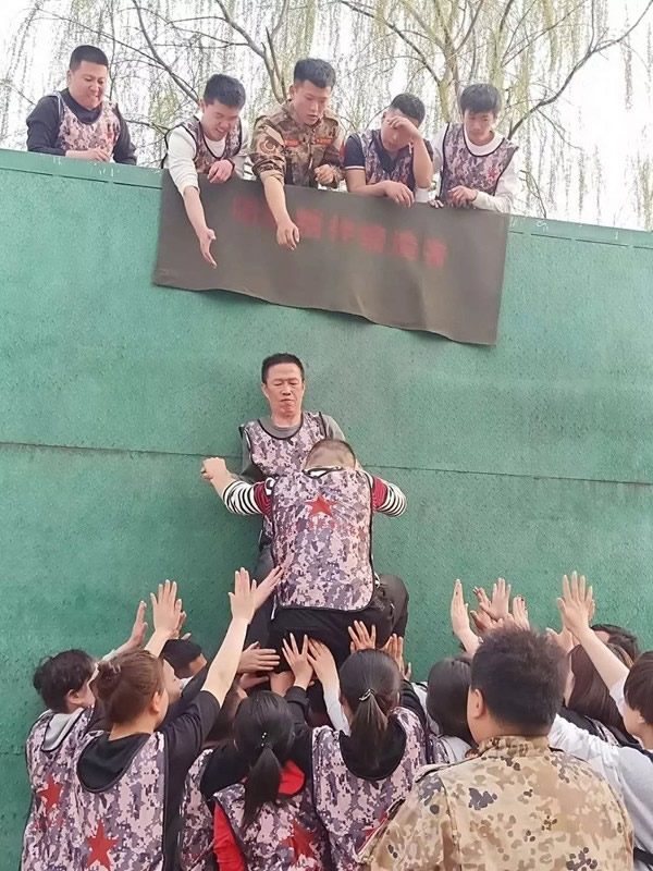 極家木門(mén)鐵軍團(tuán)隊(duì)拓展訓(xùn)練完美閉營(yíng)