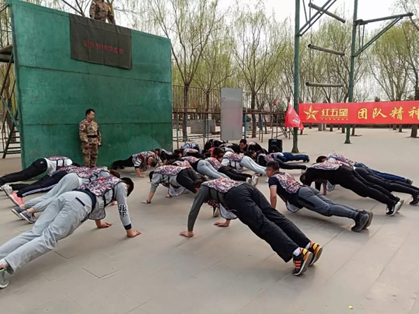極家木門(mén)鐵軍團(tuán)隊(duì)拓展訓(xùn)練完美閉營(yíng)