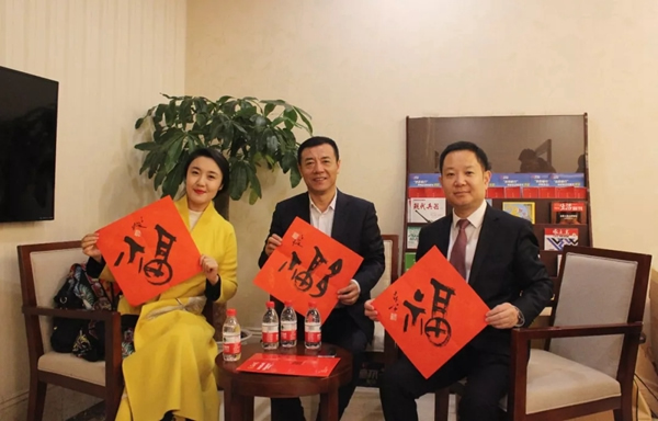 尚品本色：一副春聯(lián)一份祝福，送福到北京站！