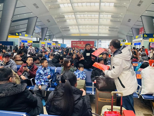 尚品本色：一副春聯(lián)一份祝福，送福到北京站！