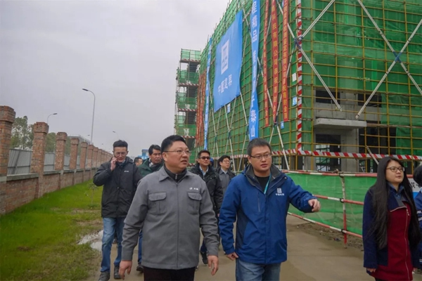 大寶漆成都化工綜合樓喜封金頂，開啟發(fā)展新篇章！