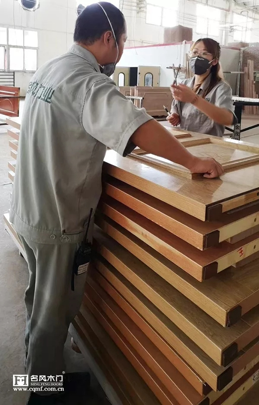 名風(fēng)木門堅持每天質(zhì)量巡查 杜絕任何瑕疵產(chǎn)品流入市場