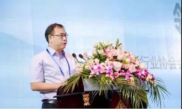 浙江王牌門業(yè)有限公司董事長 何利明