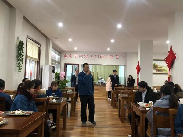 兔寶寶木門為一線員工們提前舉辦年夜飯活動