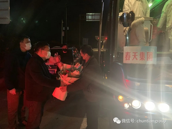 春天集團(tuán)為保證員工人身安全 啟動(dòng)“包車接員工”行動(dòng)