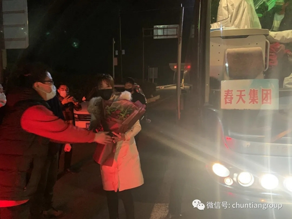 春天集團(tuán)為保證員工人身安全 啟動(dòng)“包車接員工”行動(dòng)