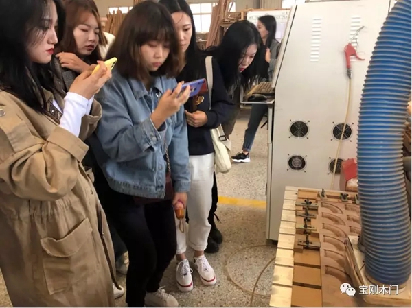 寶剛整木定制迎來青島理工大學(xué)的學(xué)生參觀