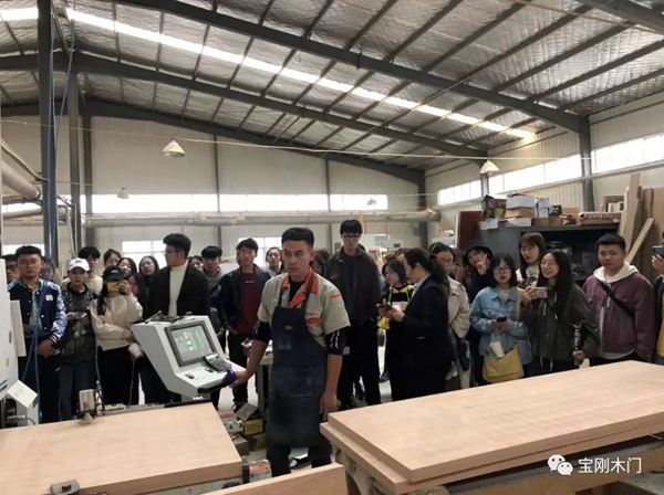 寶剛整木定制迎來青島理工大學(xué)的學(xué)生參觀