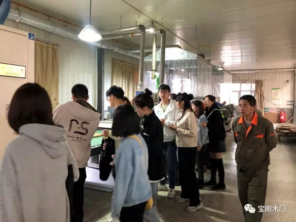 寶剛整木定制迎來青島理工大學(xué)的學(xué)生參觀