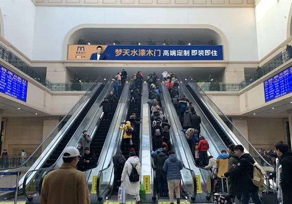 夢(mèng)天木門：夢(mèng)天號(hào)高鐵專列 伴您五一出行