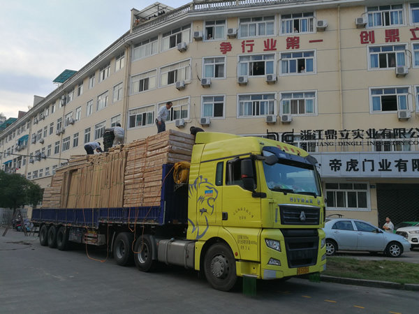 哇！這一整車的鑄鋁門運(yùn)往何處？