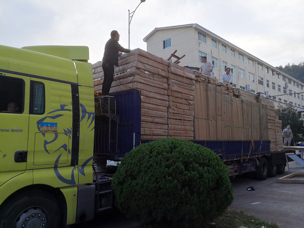 哇！這一整車的鑄鋁門運(yùn)往何處？
