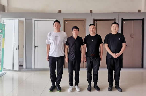 重慶市木門行業(yè)協(xié)會(huì)秘書長走訪美冠和九鳳企業(yè)