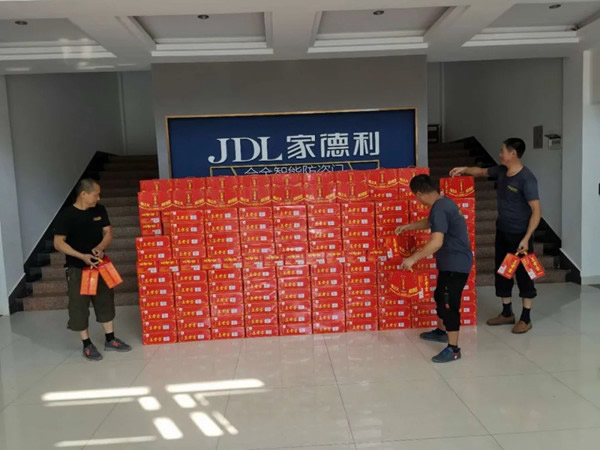 家德利門業(yè)給員工送去清涼