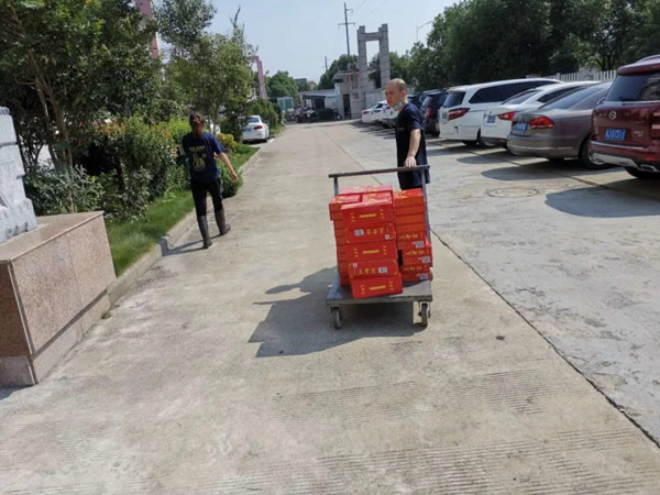 家德利門業(yè)給員工送去清涼