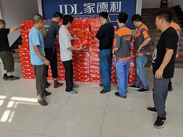 家德利門業(yè)給員工送去清涼