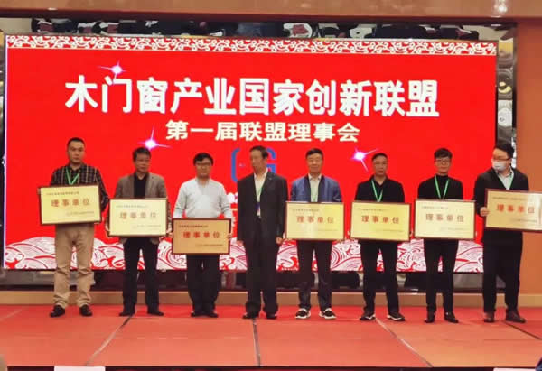 瑝瑪榮獲“中國林業(yè)產(chǎn)業(yè)創(chuàng)新獎”，并成為首批“國家創(chuàng)新聯(lián)盟”。