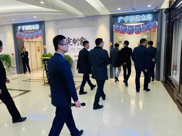 居然全國(guó)店總考察團(tuán)蒞臨廣千總部參觀交流