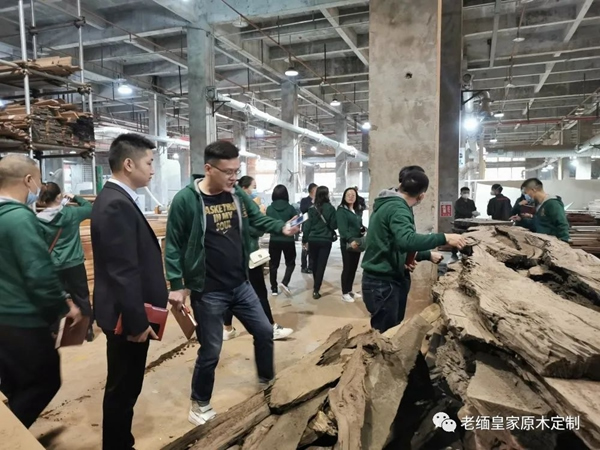 老緬皇家原木定制 | 貴陽以及武漢團(tuán)隊(duì)抵達(dá)重慶定制工廠進(jìn)行參觀學(xué)習(xí)交流